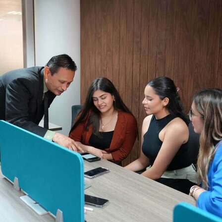 Gustavo revisando una pantalla junto a su equipo en la oficina de Masdar City, en Abu Dabi