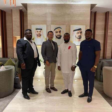 Gustavo con socios de un conglomerado de Ghana, en el lobby de un edificio de Dubái