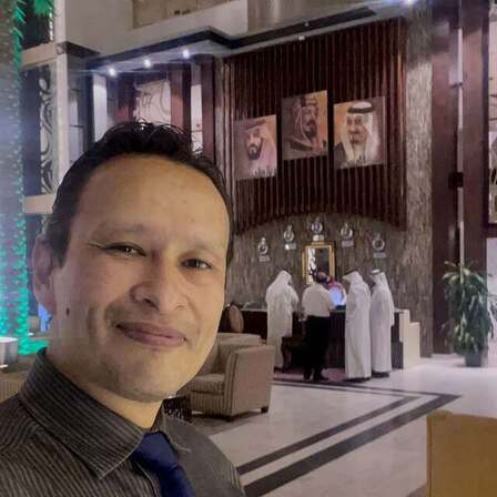 Gustavo en un salón de recepción en Arabia Saudita, durante el estudio de factibilidad de Riyadh Towers