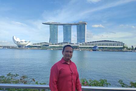 Gustavo frente al hotel Marina Bay Sands, en Singapur